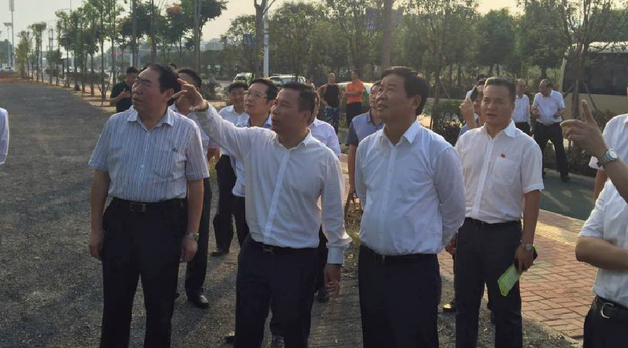 湖南省副省長何報翔一行考察湖南長鹿度假區(qū)項目