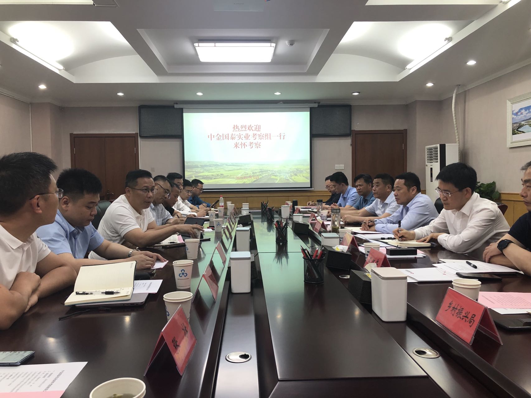 中金國泰董事長鄭建龍與懷遠(yuǎn)縣委書記任林舉行工作會談